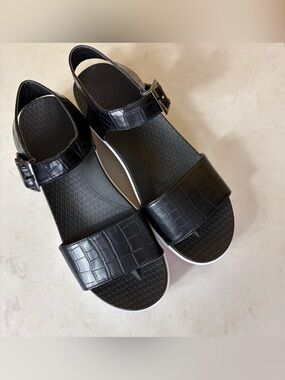Muk Luks women’s roller skate comfort sandal black strappy adjustable casual